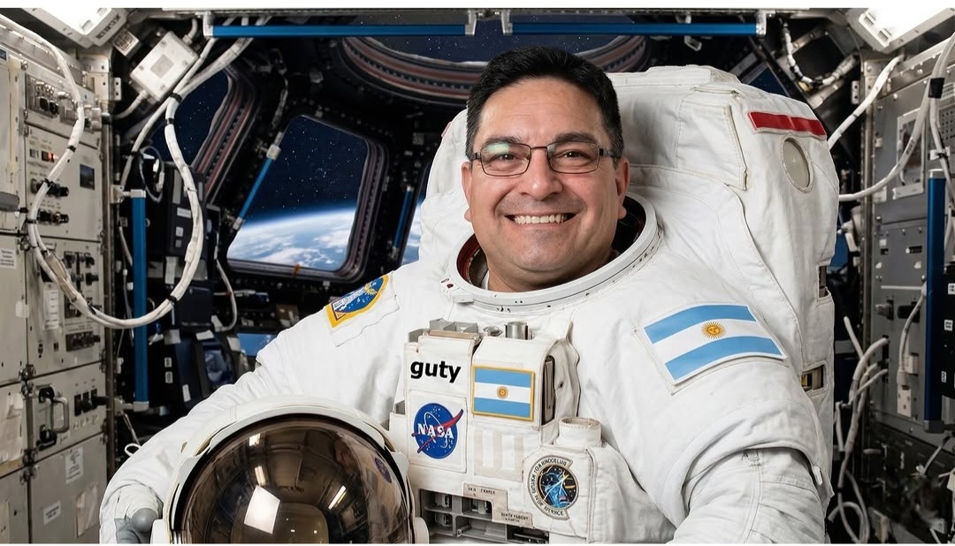 Prof. Facundo Gutierrez con traje de astronauta